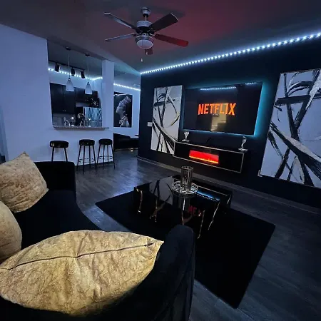 Luxurious King & Queens Den - King Bed - Fireplaces